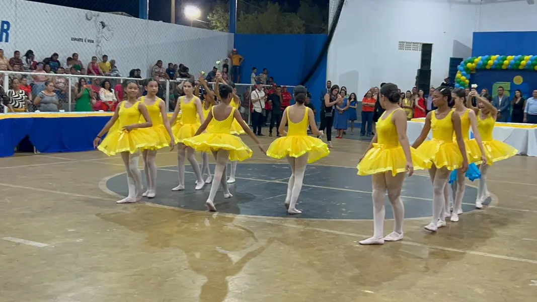 Demerval Lobão celebra 62 anos com bolo, shows e participação popular