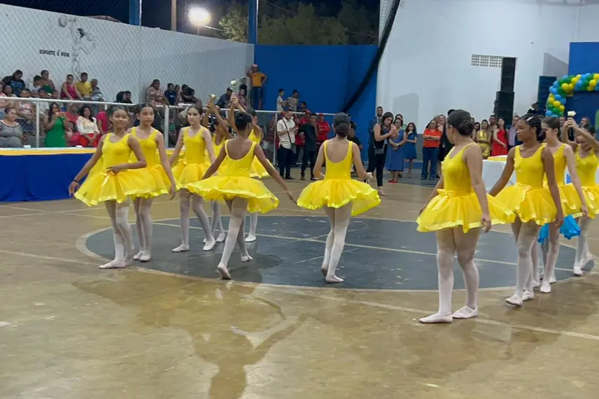 Demerval Lobão celebra 62 anos com bolo, shows e participação popular