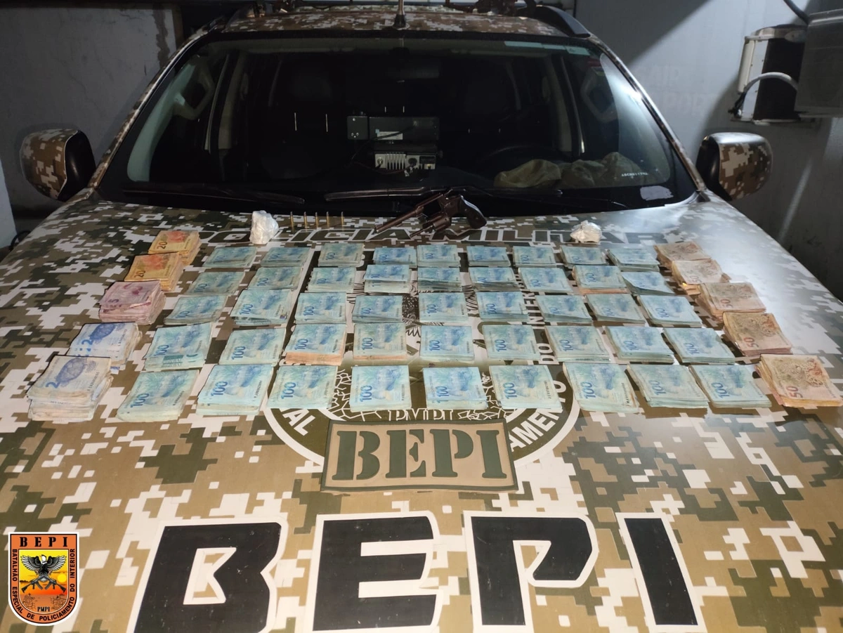 Dupla abandona mochila com arma, drogas e R$ 50 mil após perseguição em Teresina