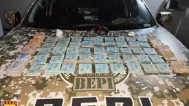 Dupla abandona mochila com arma, drogas e R$ 50 mil após perseguição em Teresina (Foto: Divulgação/BEPI)