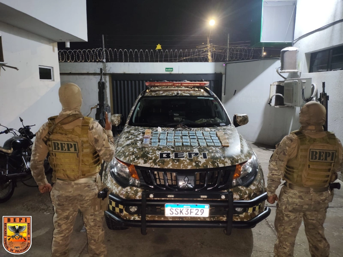 Dupla abandona mochila com arma, drogas e R$ 50 mil após perseguição em Teresina