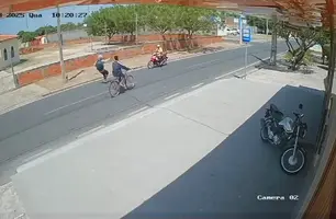 Dupla de criminosos rouba moto no bairro Parque Brasil, zona Norte de Teresina (Foto: Reprodução)