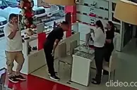 Dupla furta óculos de luxo avaliados em cerca de R$ 8 mil em ótica de Teresina