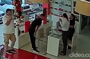 Dupla furta óculos de luxo avaliados em cerca de R$ 8 mil em ótica de Teresina (Foto: Reprodução)