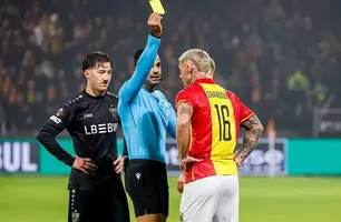 Edvardsen é multado após gesto ofensivo a Angelo Stiller (Foto: Getty Images)