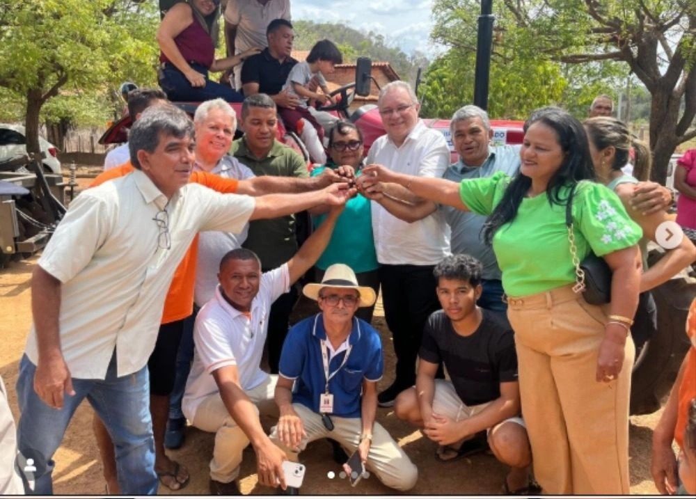 Entrega de trator fortalece agricultura familiar no Povoado Brasileiro, em Porto
