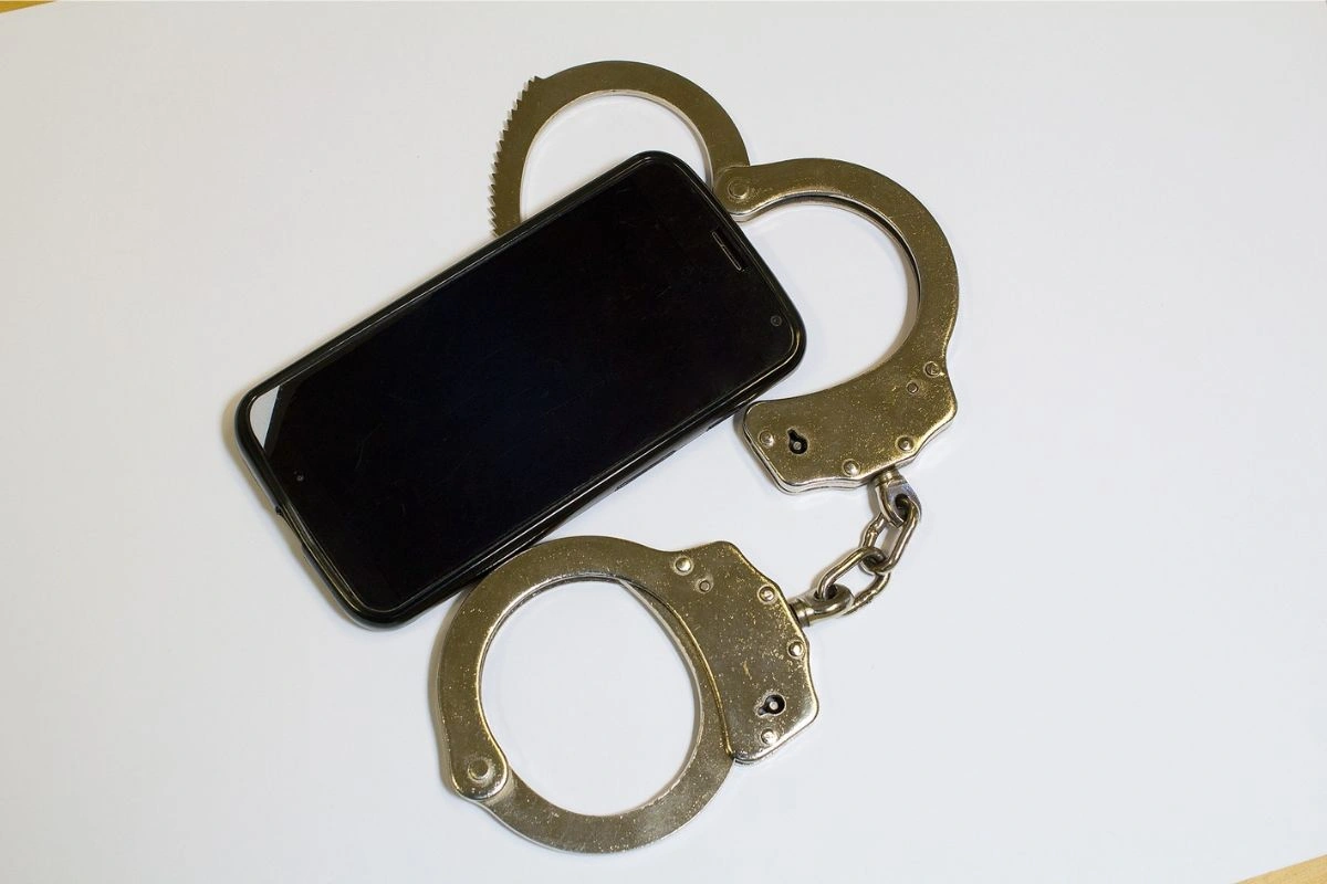 Espiar celular do parceiro pode render até 2 anos e 6 meses de prisão