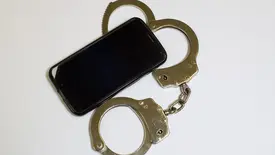 Espiar celular do parceiro pode render até 2 anos e 6 meses de prisão (Foto: Reprodução/Marcos Santos/USP Imagens)