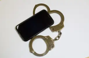 Espiar celular do parceiro pode render até 2 anos e 6 meses de prisão (Foto: Reprodução/Marcos Santos/USP Imagens)