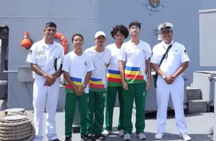Estudantes da Escola do Mar acompanham rotina de navio da Marinha em Luís Correia (Foto: Ascom Seduc)