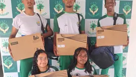 Estudantes do Ceti Paulistana recebem os kits de viagem (Foto: Ascom Seduc)