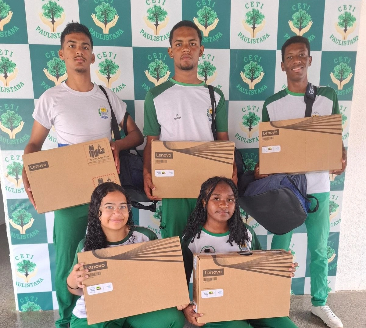 Estudantes do Ceti Paulistana recebem os kits de viagem