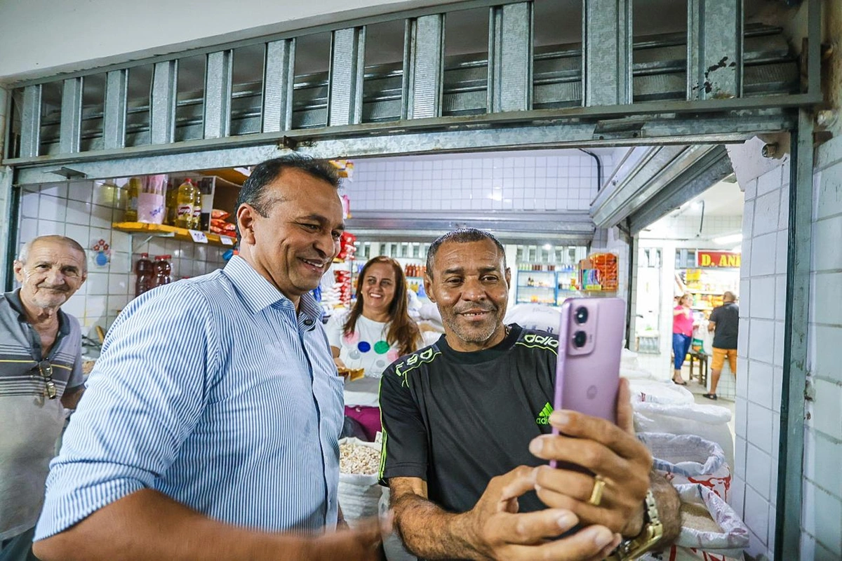 Fábio Abreu percorre Mercado Central em manhã de política corpo a corpo