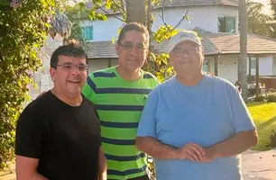 Flávio Dino curte litoral do Piauí e posa ao lado do governador em Barra Grande (Foto: Reprodução)