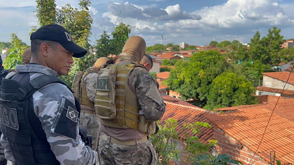 Foragido por homicídio é preso e drogas são apreendidas na zona Sul de Teresina