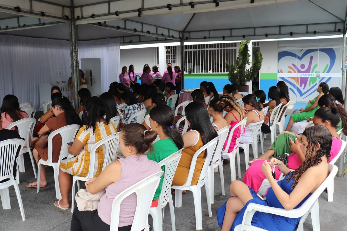 Futuras Mamães recebem kit natalino e participam do sorteio de um quarto completo para o bebê