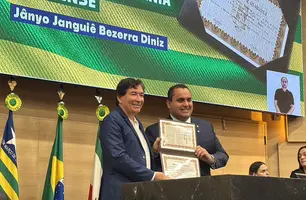 Georgiano Neto entrega Título de Cidadania Piauiense ao empresário Jânyo Diniz (Foto: Heitor Carvalho/ Conecta Piauí)