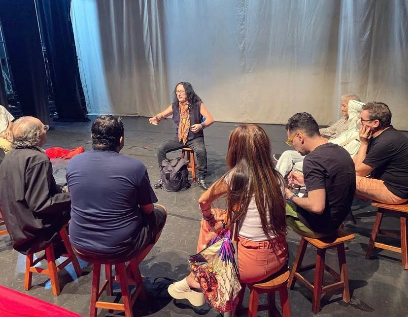 Gerald Thomas com os atores, direção e produção do Harém