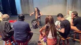 Gerald Thomas com os atores, direção e produção do Harém (Foto: Grupo Harém de Teatro)