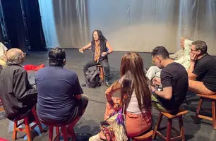 Gerald Thomas com os atores, direção e produção do Harém (Foto: Grupo Harém de Teatro)