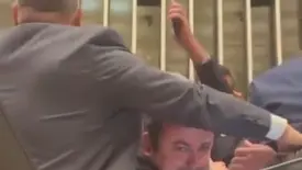 Glauber Braga é removido à força da cadeira da Presidência da Câmara em protesto (Foto: Reprodução)