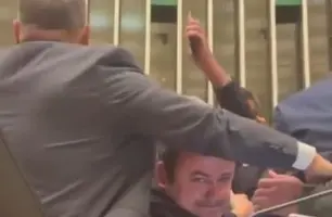 Glauber Braga é removido à força da cadeira da Presidência da Câmara em protesto (Foto: Reprodução)