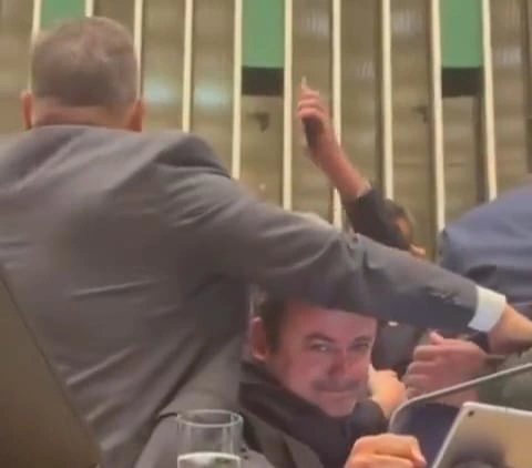 Glauber Braga é removido à força da cadeira da Presidência da Câmara em protesto