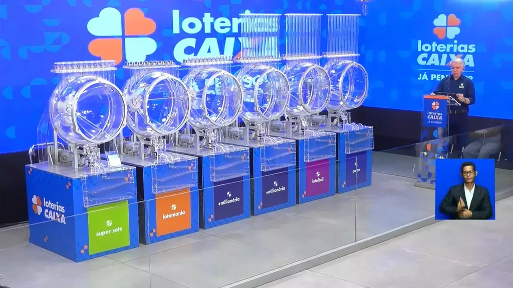 Globos das loterias caixa posicionadas em estúdio da Caixa