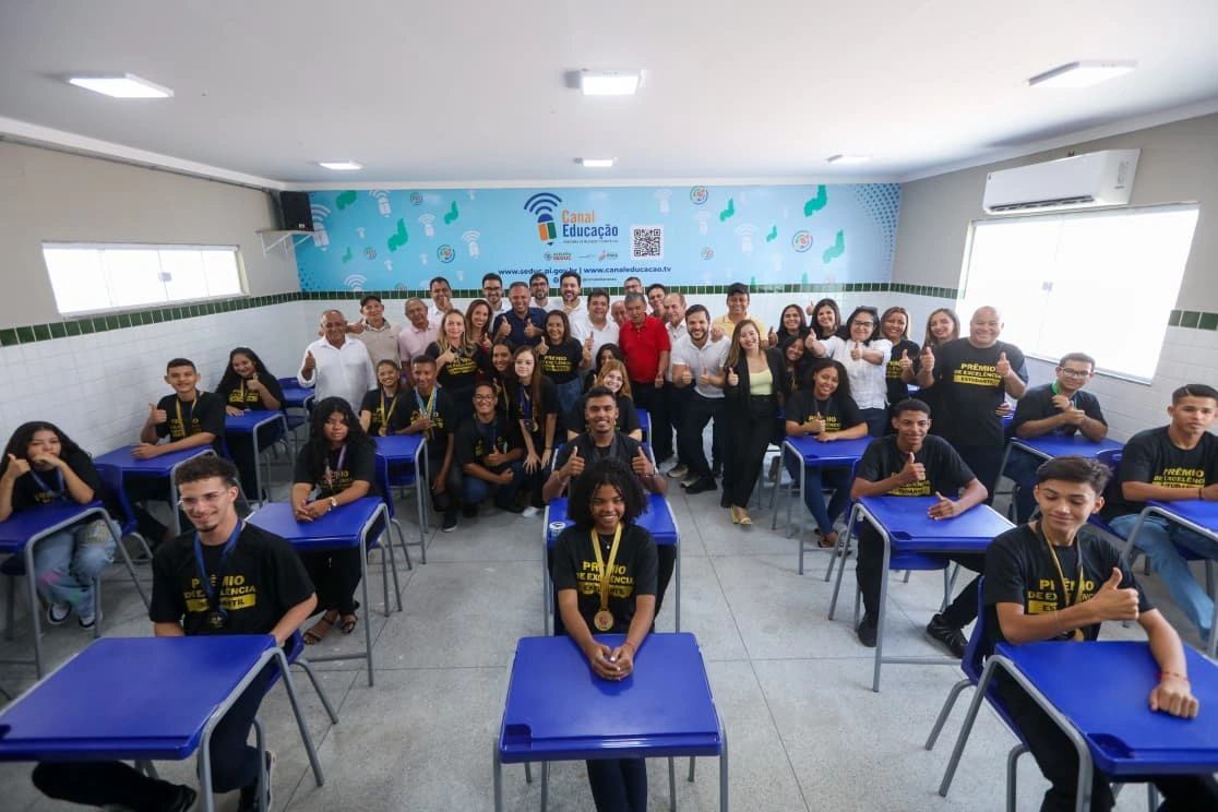 Governador acompanhou a entrega de obras municipais em Paes Landim