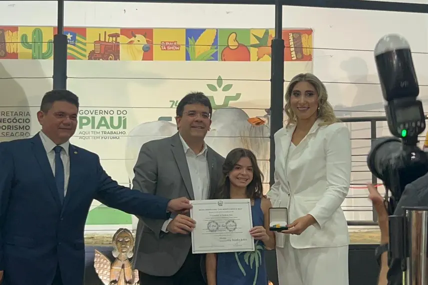 Governador homenageia personalidades do agronegócio no segundo dia de Expoapi