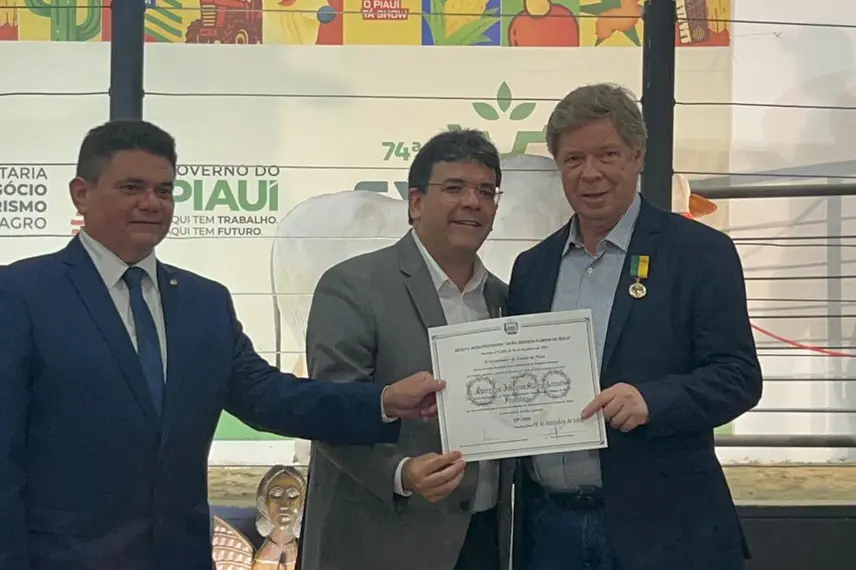 Governador homenageia personalidades do agronegócio no segundo dia de Expoapi