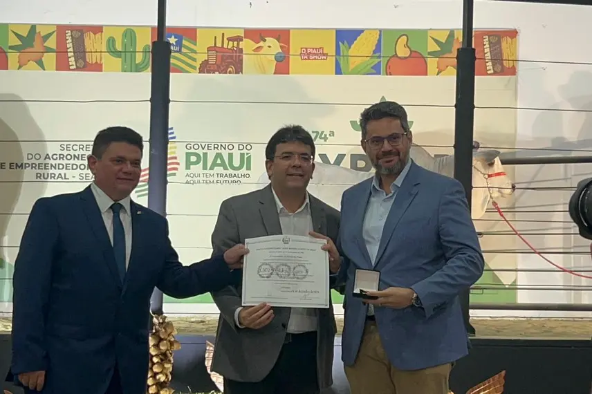 Governador homenageia personalidades do agronegócio no segundo dia de Expoapi