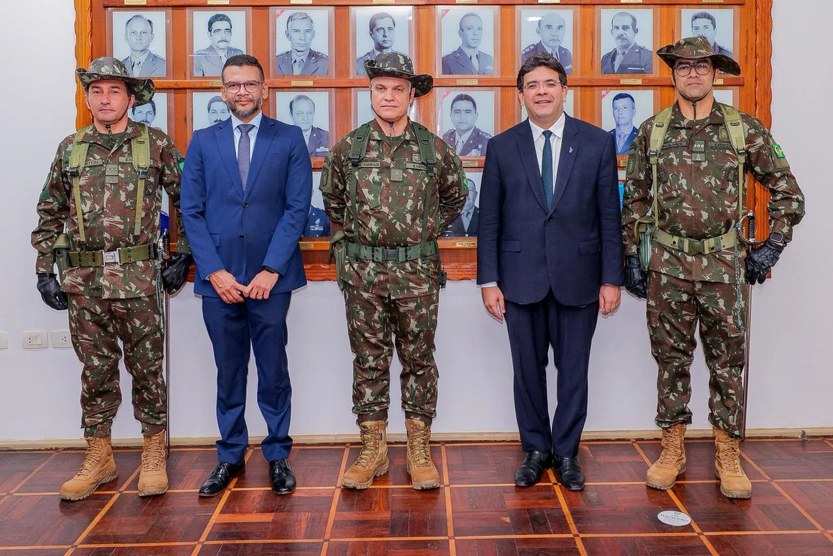 Governador prestigia passagem de comando no 2º BEC em Teresina