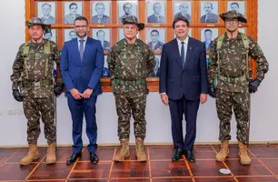 Governador prestigia passagem de comando no 2º BEC em Teresina (Foto: Gabriel Paulino)