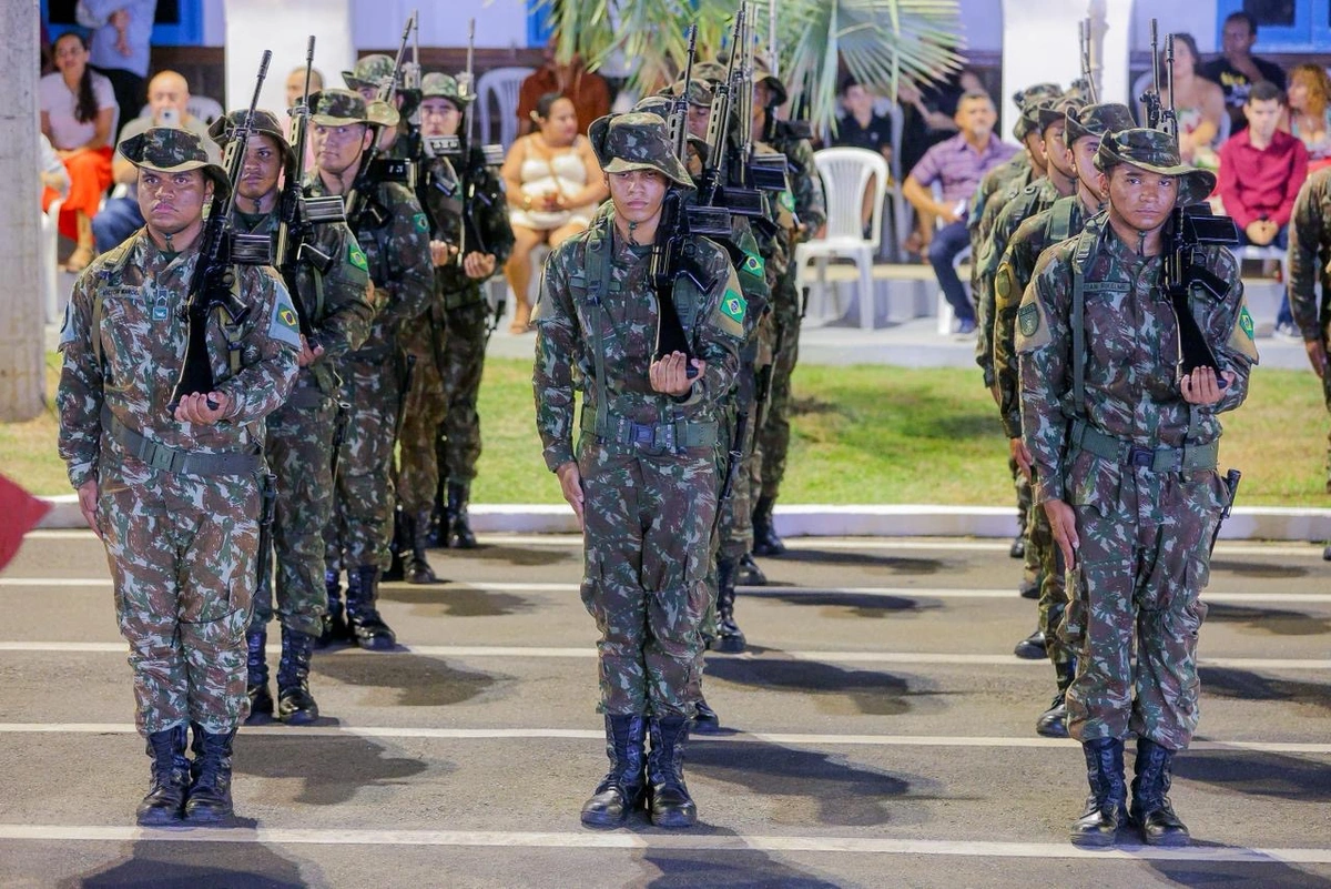Governador prestigia passagem de comando no 2º BEC em Teresina