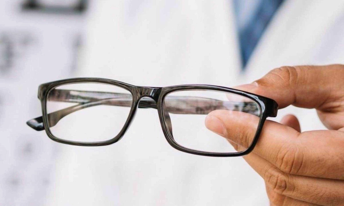 Grau do óculos pode aumentar por disposição da idade e fatores naturais