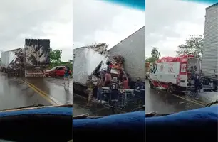 Grave acidente entre carretas e carro deixa um morto na BR-135, em Corrente (Foto: Reprodução)