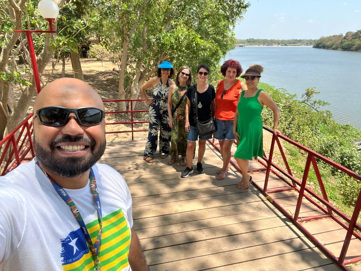Guia Édson Ferreira com turistas no Parque Vila Poti