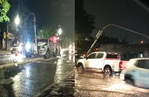 Hilux colide com semáforo na Avenida Centenário durante noite chuvosa em Teresina (Foto: Reprodução)