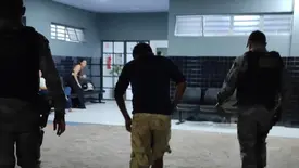 Homem é conduzido à Central de Flagrantes após xingar ex-companheira em Parnaíba (Foto: Reprodução)