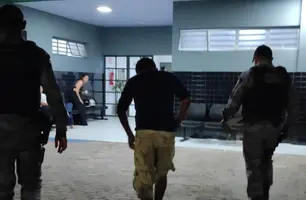 Homem é conduzido à Central de Flagrantes após xingar ex-companheira em Parnaíba (Foto: Reprodução)