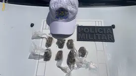 Homem é preso com maconha e mais de R$ 8 mil durante blitz na zona Sul de Teresina (Foto: Divulgação/PMPI)