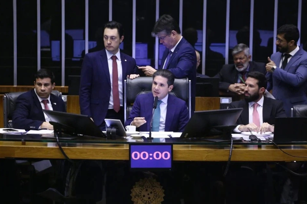 Hugo Motta conduz sessão na Câmara dos Deputados