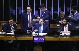 Hugo Motta conduz sessão na Câmara dos Deputados (Foto: Reprodução/Vinicius Loures/Câmara dos Deputados)