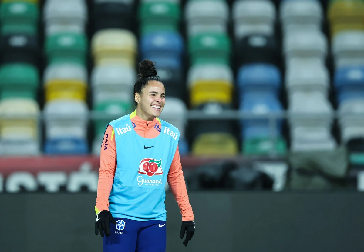 Isabela durante treino da Seleção Brasileira no Estádio Municipal de Aveiro