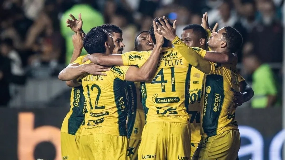 Jogadores do Mirassol celebrando um dos gols da vitória contra o Vasco pelo Brasileirão