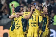 Jogadores do Mirassol celebrando um dos gols da vitória contra o Vasco pelo Brasileirão