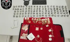 Joias e 97 invólucros de drogas são apreendidos com homem em casa de Timon