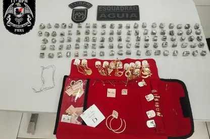 Joias e 97 invólucros de drogas são apreendidos com homem em casa de Timon