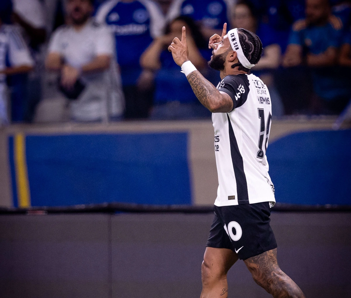 Memphis Depay marcou o gol da vitória do Corinthians